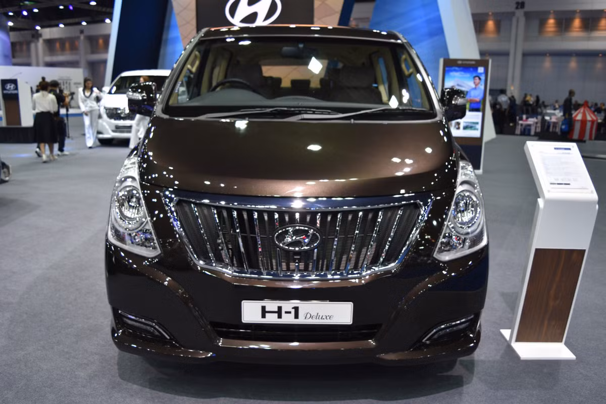 Hãng xe Hàn Quốc vừa giới thiệu tới tay người tiêu dùng mẫu xe 11 chỗ ngồi mới có tên Hyundai H-1 2017 mới tại thị trường Thái Lan. Hyundai H-1 được giới thiệu với 3 phiên bản gồm: Touring, Elite và Deluxe. Tuy nhiên, hiện giá bán của H-1 vẫn chưa được hãng công bố.