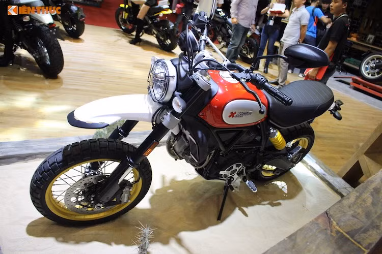 Xế hoài cổ tốt nhất không phải cái tên nào khác, chính là chiếc xe Scrambler Desert Sled của Ducati. Dựa trên bản "địa hình đường phố" Urban Enduro, Ducati Scrambler Desert Sled là 1 trong 2 phiên bản mới nhất của dòng xe hoài cổ Ducati Scrambler.