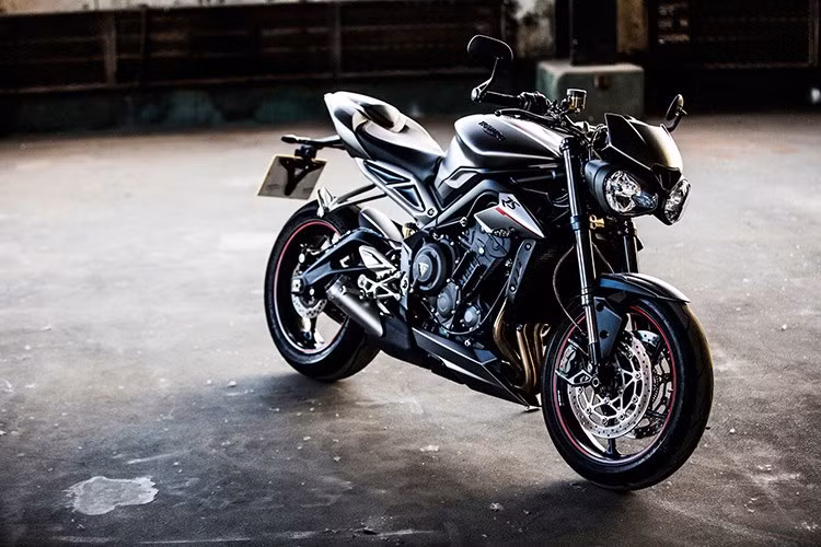 Triumph Street Triple 765 sử dụng động cơ DOHC, 12 van (xu-pap) và 3 xy-lanh thẳng hàng với dung tích 765 phân khối. Ở bản S sẽ có công suất tối đa 111,5 mã lực tại vòng tua máy 11.250 v/p và mô-men xoắn cực đại 73 Nm tại vòng tua máy 9.100 v/p.