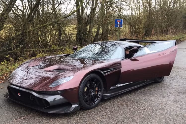 Đây là 1 trong đúng 24 chiếc Aston Martin Vulcan được sản xuất và bán ra thị trường thế giới. Do đó, cơ hội được "mục sở thị" những chiếc siêu xe hàng hiếm này chỉ đếm trên đầu ngón tay. Lại càng hiếm hơn khi đây là chiếc duy nhất được cấp phép lưu thông trên phố.
