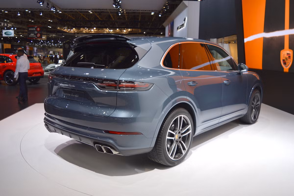 Hệ thống phanh đĩa trước/sau trên Porsche Cayenne Turbo 2018 có kích thước lần lượt là 415 mm với một cần cẩu piston, và 365 mm với bộ đòn bốn pít tông ở phía sau. Porsche đã áp dụng lớp cacbua vonfram vào phanh đĩa thép để tăng hiệu suất phanh và chống mài mòn, đồng thời giảm lượng bụi bám vào hệ thống phanh.