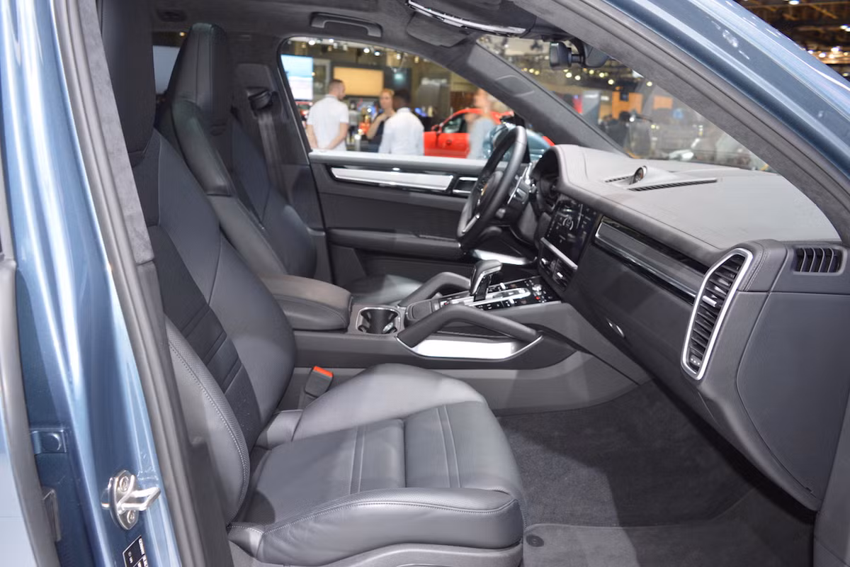 Chiếc Porsche Cayenne Turbo năm 2018 có mặt trước độc đáo, vòm bánh xe mở rộng, bánh xe Turbo 21 inch, ống xả đôi độc đáo, hệ thống treo hơi, điều khiển bánh sau, ổn định thân xe, hệ thống âm thanh vòm BOSE và vô lăng và ghế ngồi đa chức năng.