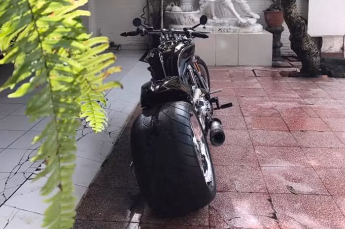 Hệ thống ống xả của mẫu xe này cũng đã được độ lại với lon pô SC Project MotoGP, cổ và nòng pô Akrapovic. Bên cạnh đó xe còn được trang bị gắp Zeel 360 bằng nhôm CNC " thửa riêng cùng cặp phuộc Legend.