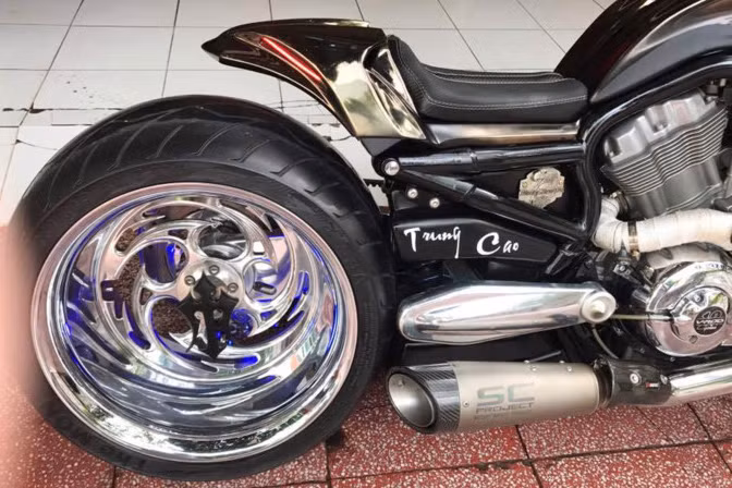 Thay vì những đường cong mềm mại nhưng "cơ bắp" trên V-Rod nguyên bản, chủ xe đã đặt thiết kế và chế tạo một dàn áo carbon xi chrome hoàn toàn mới với các chi tiết góc cạnh, khiến cho dáng của xe trở nên sắc sảo và thể thao hơn, trong khi vẫn không mất đi chất "ngầu" của xe "zin".