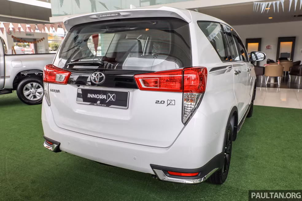 Sức mạnh của Toyota Innova 2.0X được cải thiện với khối động cơ xăng 1TR-FE, 4 xy-lanh thẳng hàng, dung tích 2.0L, sản sinh công suất 139 mã lực tại vòng tua máy 5.600 v/ph và mô-men xoắn 183 Nm tại 4.000 v/ph đi kèm hộp số tự động 6 cấp, các thông số tương tự trên bản 2.0G là 102 mã lực và 183Nm.