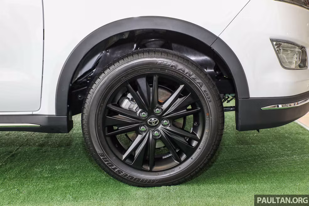 Nhìn từ bên sườn, Innova 2.0X được hãng xe ôtô Toyota nổi bật với những đường gân dập nổi chạy dài từ đầu xe về sau, tăng thêm vẻ khỏe khoắn cho xe. Tay nắm cửa cũng được mạ crom bắt mắt. Đáng chú ý là bộ la-zăng hợp kim 17 inch màu đen mờ có thiết kế dạng 5 chấu vô cùng khỏe khoắn, lớn hơn so với bản 2.0E và 2.0G.