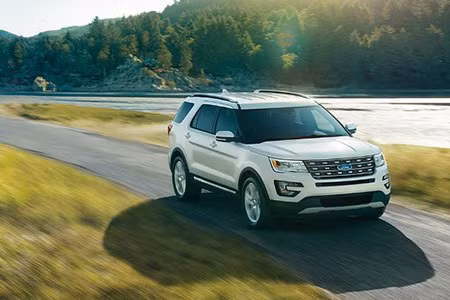 Ford Explorer ra mắt lần đầu từ năm 1990 và đã trải qua 5 thế hệ. Kể từ năm 1990 tới nay, Ford đã bán được tới 7 triệu chiếc Explorer, và là một trong những mẫu SUV bán chạy nhất nước Mỹ trong 25 năm qua. Cũng dễ hiểu vì sao mà các chủ sở hữu có khuynh hướng giữ chúng trong một thời gian dài để sử dụng.