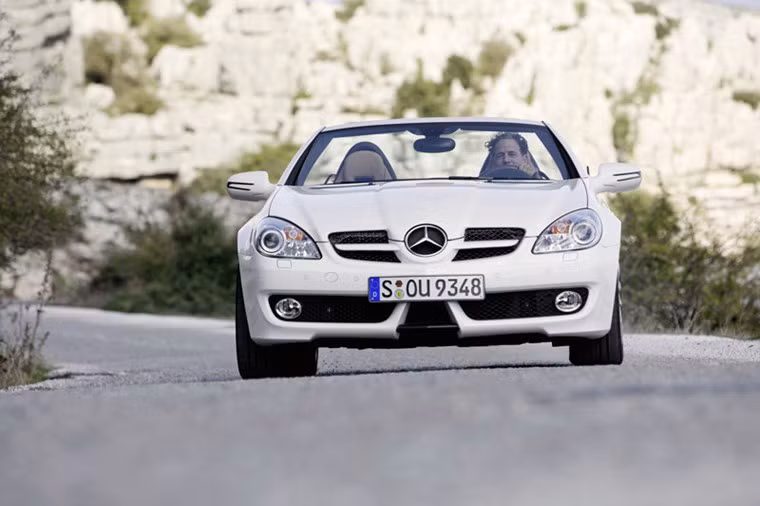 Ngoại hình nam tính, lịch lãm “thách thức” thời gian có lẽ khiến những chủ nhân của Mercedes-Benz SLK luôn muốn giữ lại bên mình. Ông Phong Ly cũng đưa ra quan điểm của mình rằng có thể chủ sở hữu giữ SLK trong một thời gian dài bởi vì nó không quá lỗi mốt.