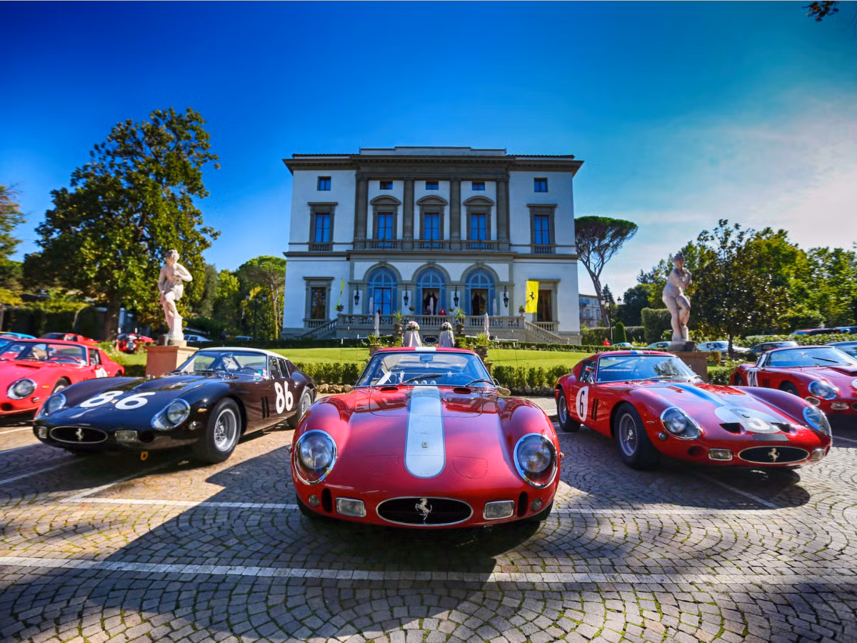 Ferrari 250 GTO giữ kỉ lục là chiếc xe đắt đỏ nhất thế giới. Năm ngoái, một chiếc Ferrari 250 GTO đã được bán với giá 38 triệu USD tại một phiên đấu giá. 250 GTO ra đời vào năm 1962 là mẫu xe mang đậm chất Ferrari cuối cùng của hãng xe này.