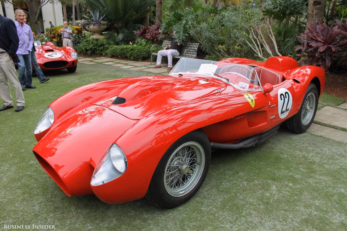 Đầu tiên phỉa kể đến Ferrari 250 TR Testarossa, đây là một trong những mẫu Ferrari đầu tiên mang biểu tượng Testarossa. Dân sành chơi xe hiệu này còn đặt một biệt danh khác cho nó đó là xe "đầu đỏ" bởi thiết kế đầu xe có màu đỏ đặc trưng riêng biệt.