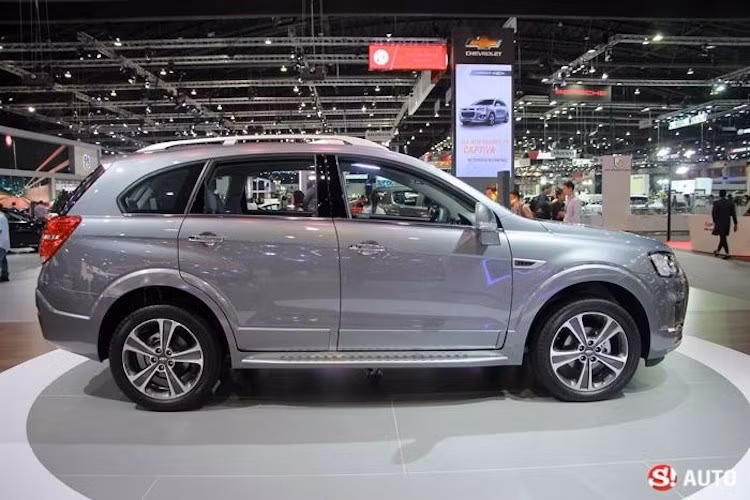Chevrolet Captiva được trang bị khối động cơ xăng 2.4L 4 xy lanh phun xăng đa điểm, sản sinh công suất tối đa 165 mã lực tại 5.600 vòng/phút và mô men xoắn cực đại 230 Nm tại 4.600 vòng/phút. Động cơ này kết hợp với hộp số tự động 6 cấp.