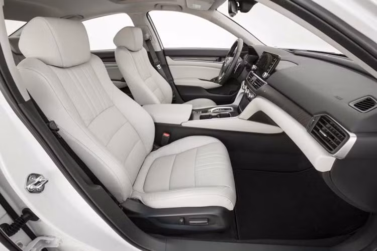 Honda Accord thế hệ thứ 10 mang đến khách hàng 3 lựa chọn động cơ bao gồm động cơ xăng 4 xy-lanh, dung tích 1,5 lít được trang bị cho Accord LX, EX và EXL, công suất tối đa 192 mã lực và mô-men xoắn cực đại 260 Nm kết hợp với hộp số CVT hoặc hộp số sàn 6 cấp tùy chọn.