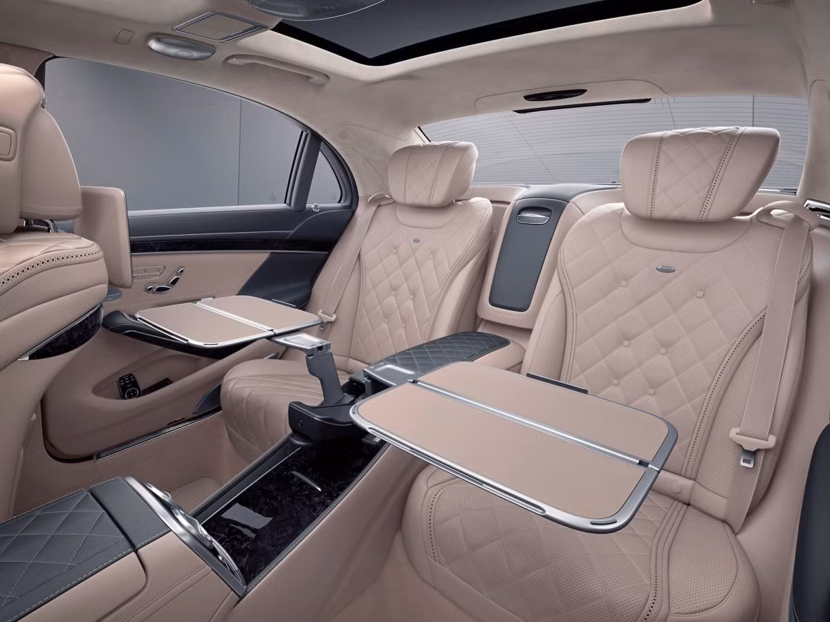 Để đánh dáu sự hợp tác này, đại diện Mercedes-Benz cho biết, khoang ghế cao cấp nhất của những chiếc máy bay này đã được thiết kế lại với cảm hứng được lấy từ nội thất của dòng sedan S-Class. Cùng với đó, khách hàng mua vé hạng nhất của Emerates cũng sẽ được đưa đón tận nơi bẳng những chiếc Mercedes-Benz sang trọng.