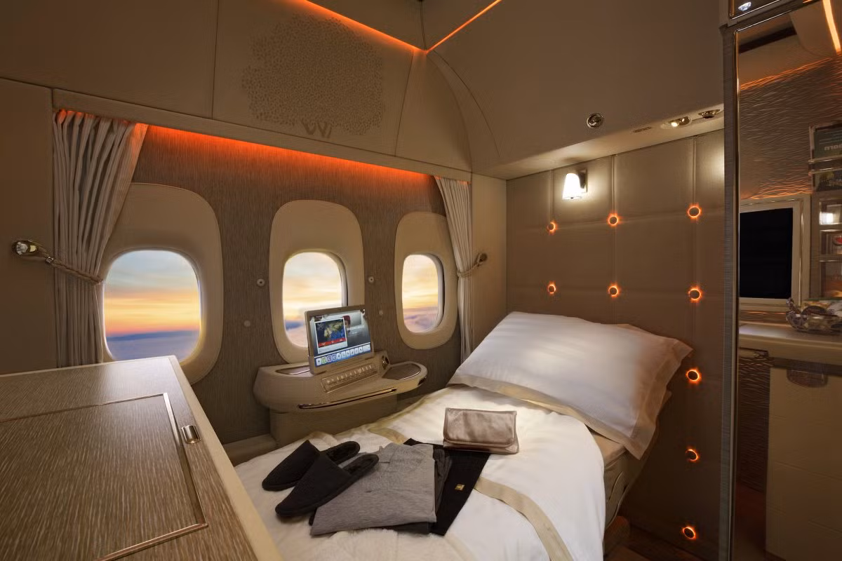 Theo đó, khoang First Class sẽ được trang bị cửa sổ ảo – một màn hình hiển thị quang cảnh bên ngoài do camera thời gian thực ghi lại. Đặc biệt, nó còn sở hữu một công nghệ độc đáo cho phép hành khách có thể trải nghiệm cảm giác không trọng lực như đang du hành trong vũ trụ.