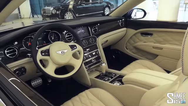 Khoang điều khiển tiện nghi, hiện đại. Chiếc Mulsanne Grand Convertible này được ốp gỗ tại tap-lô thay vì sử dụng chất liệu carbon.