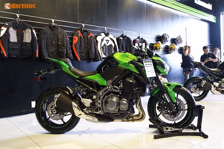 Về thiết kế, mỗi mẫu xe mang trên mình những điểm riêng biệt, Z900 có vóc dáng phù hợp với người Việt Nam. Xe sở hữu đèn phanh dạng LED hình chữ Z, cụm đồng hồ kỹ thuật số với màn hình LCD cao cấp và đèn báo cấp số. Động cơ của xe là DOHC 948cc – Inline 4 - bốn xi-lanh thẳng hàng và làm mát bằng chất lỏng sản sinh công suất 125 mã lực, mô-men xoắn 98,6 Nm cùng trọng lượng đạt 208 kg.