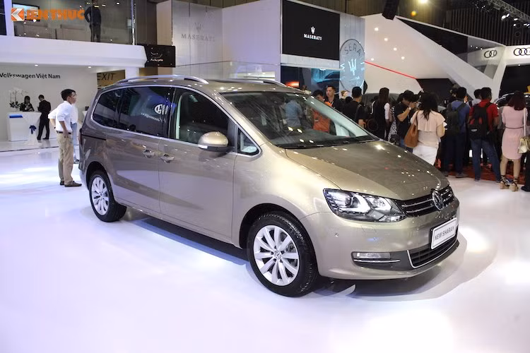 Mẫu MPV Sharan với mức giá cũ 1,9 tỷ đồng cũng được điều chỉnh giảm 50 triệu đồng, xuống còn 1,85 tỷ đồng. Tại thị trường Việt Nam, Sharan sẽ chỉ được phân phối với duy nhất một phiên bản động cơ 2.0l 4 xi-lanh tăng áp TSI phun nhiên liệu trực tiếp, cho công suất tối đa 220 mã lực và mô-men xoắn cực đại 350 Nm. Sức mạnh này được truyền tới cầu trước và kiểm soát bằng hộp số tự động DSG 6 cấp.