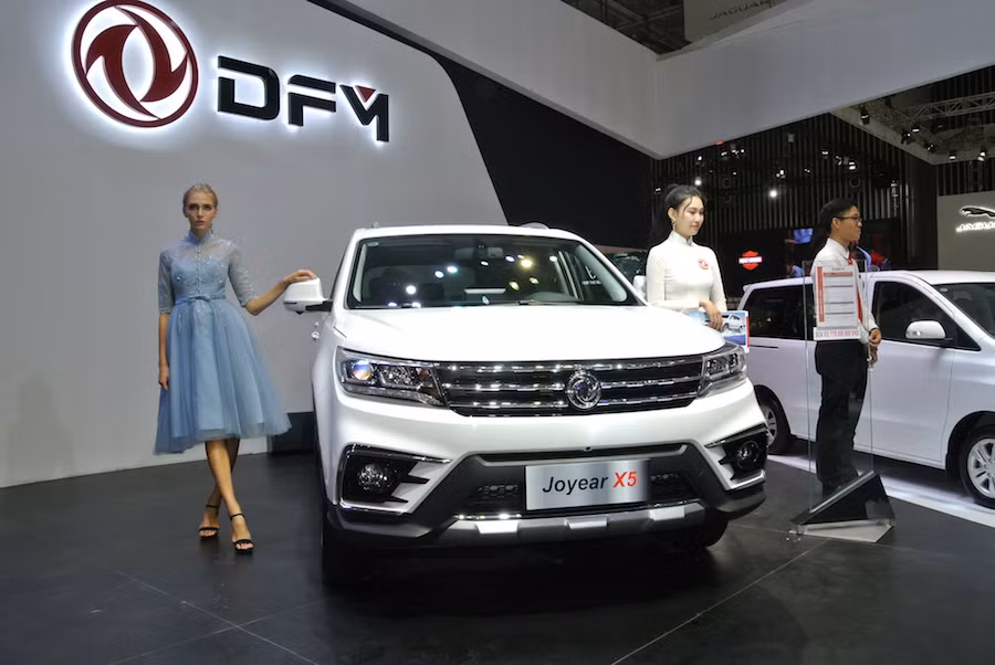 Tuy nhiên, nhiều đánh giá cho rằng một vài chi tiết về kiểu dáng cũng như nội thất ảnh hương nhiều từ thương hiệu ôtô đình đam Volkswagen.