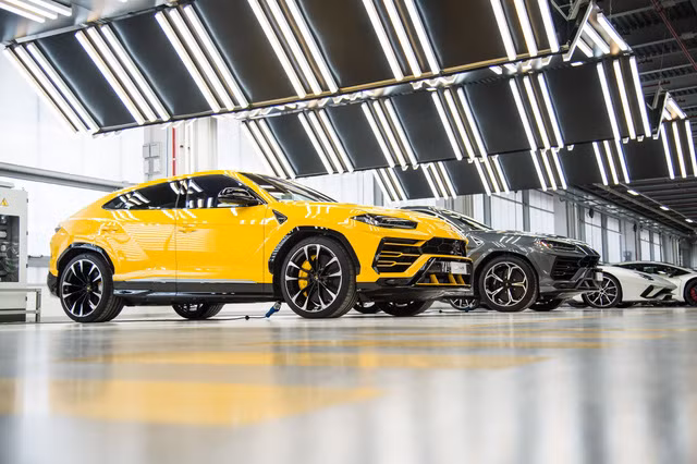 Hãng siêu xe Lamborghi đã đầu tư khá nhiều trong việc đưa ra nhiều tùy chọn cho mẫu SUV mới sang chảnh này. Điều đó có thể nhận thấy từ các chi tiết nhỏ nhất từ chỉ khâu, màu sắc, phụ kiện... đi kèm với chiếc Urus này được hãng đưa ra.