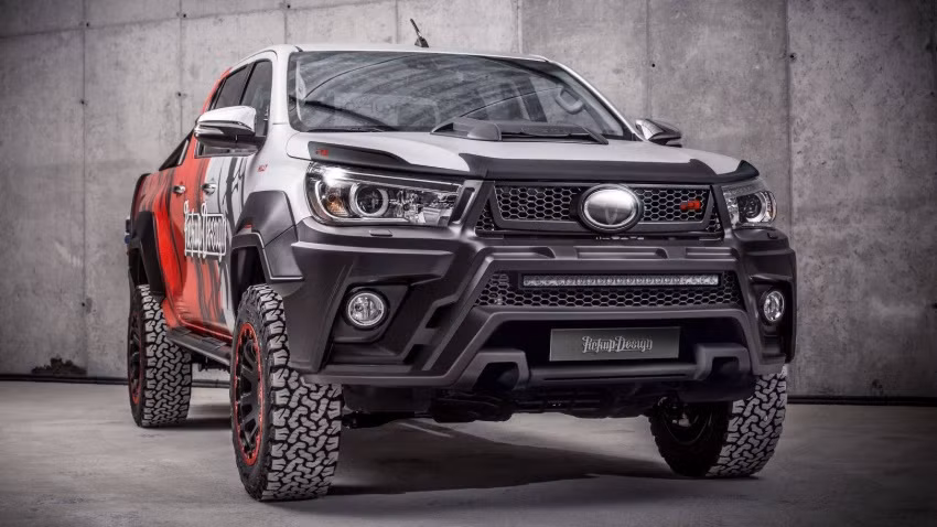 Dòng xe bán tải Toyota Hilux được thiết kế theo phong cách thể thao, mạnh mẽ nay càng trở nên hầm hố, chất chơi hơn với dự án độ ôtô Pickup Design. Carlex đã thay đổi triệt để kiểu dáng của Hilux bằng bộ bodykit mới gồm các món đồ ngoại thất như cản trước và sau, cánh đuôi, vè ốp nới rộng hốc bánh, bậc lên xuống, nắp ca-pô với khe hút gió.