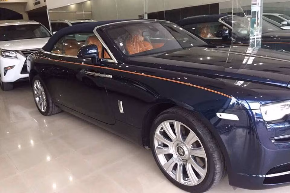 Thiết kế của mui trần Rolls-Royce Dawn được phát triển trên nền tảng của cả Ghost và Wraith, gây ấn tượng bởi thiết kế bên ngoài thanh lịch nhưng vẫn mang những đường nét kinh điển của một chiếc Rolls-Royce.