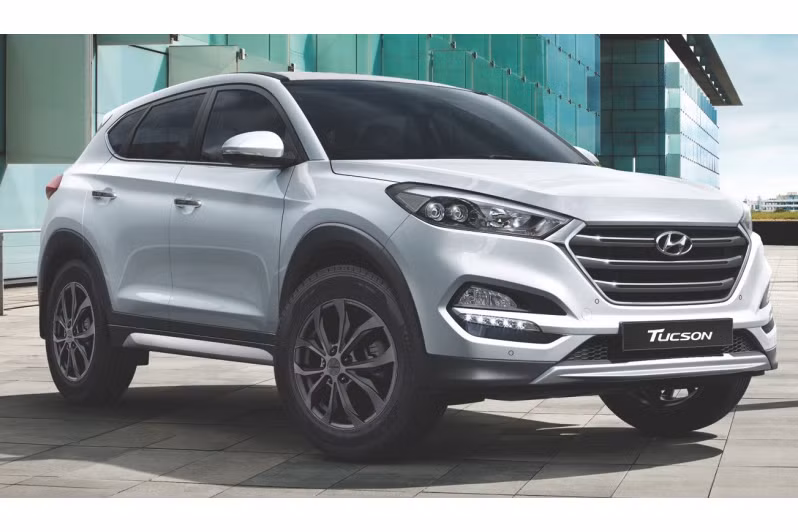 Ngoài 2 phiên bản đang được bày bán trên thị trường sử dụng động cơ xăng 2.0L Elegance và 1.6L T-GDI, thì việc bổ sung đem tới cho khách hàng sẽ có thêm nhiều sự lựa chọn hơn. Tại thị trường Malaysia, Hyundai Tucson diesel 2.0L CRDi có giá bán 155.788RM (828, 6 triệu đồng).