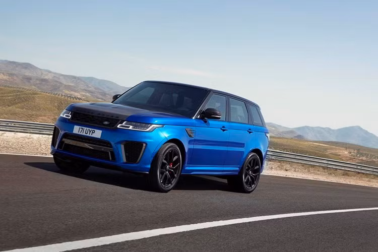 Biến thể SVR của Range Rover vẫn sử dụng động cơ V8, 5.0 lít nhưng tăng công suất lên 575 mã lực. Nhờ sức mạnh vượt bậc, Range Rover Sport có thể tăng tốc từ 0-100 km/h trong 4,3 giây trước khi đạt tốc độ tối đa 283 km/h.
