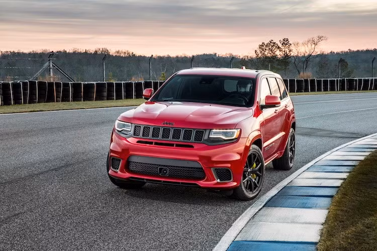 Dẫn đầu danh sách xe ôtô phân khúc SUV mạnh mẽ nhất là Jeep Grand Cherokee Trackhawk 2018. Dựa trên bản thể thao Grand Cherokee SRT trước đó, phiên bản Trackhawk đã chính thức trở thành mẫu SUV sản xuất hàng loạt mạnh nhất Thế giới. Với giá chỉ từ 86.995 USD, đây đồng thời là chiếc SUV có giá rẻ nhất danh sách này.