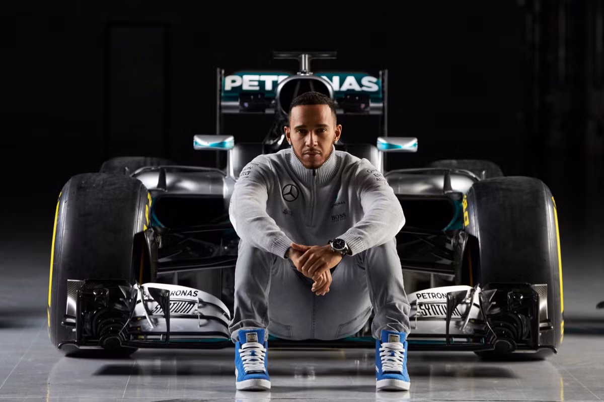 Hiện tay lái từng 3 lần vô địch thế giới đang lái cho đội đua Mercedes-AMG Petronas.