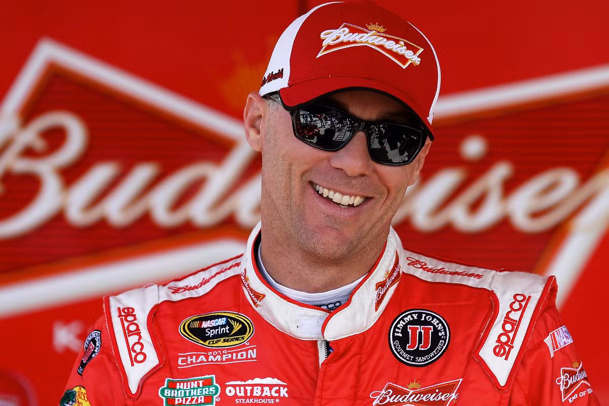 Kevin Harvick được xem là một trong những người thành công nhất trước vô lăng, đó cũng là lí do anh trở thành một trong những tay đua có mức thu nhập cao nhất trong giới đua xe. Số tiền mà anh được trả là 10,9 triệu USD (2016).