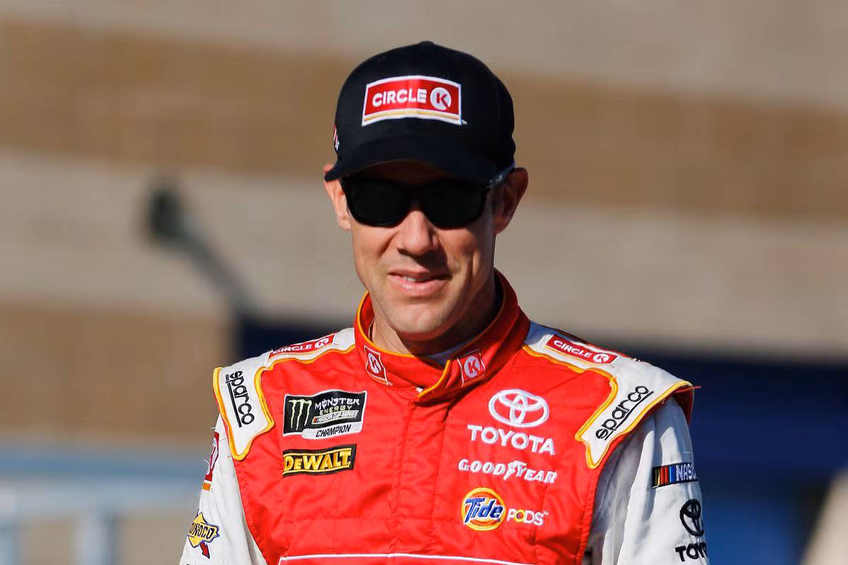 Tiếp đến là tay đua của giải đua NASCAR - Matt Kenseth với mức lương 10,2 triệu USD (2016). Matthey rất nổi tiếng trong giới đua xe, anh xếp thứ 37 trong những vận động viên đua xe hơi nổi tiếng.