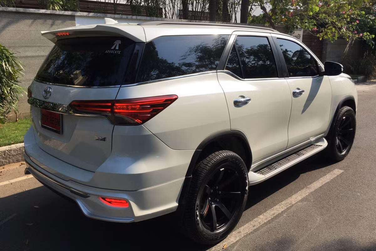 Gói độ bodykit Fiar Design FD-2 bao gồm một bộ đệm trước mở rộng với trang trí màu bạc nhạt cả trước và sau. Bên cạnh đó là bộ la-zăng Lenso RT kích thước lớn 20 inch, đi kèm bộ lốp kích thước 285/50 R20.
