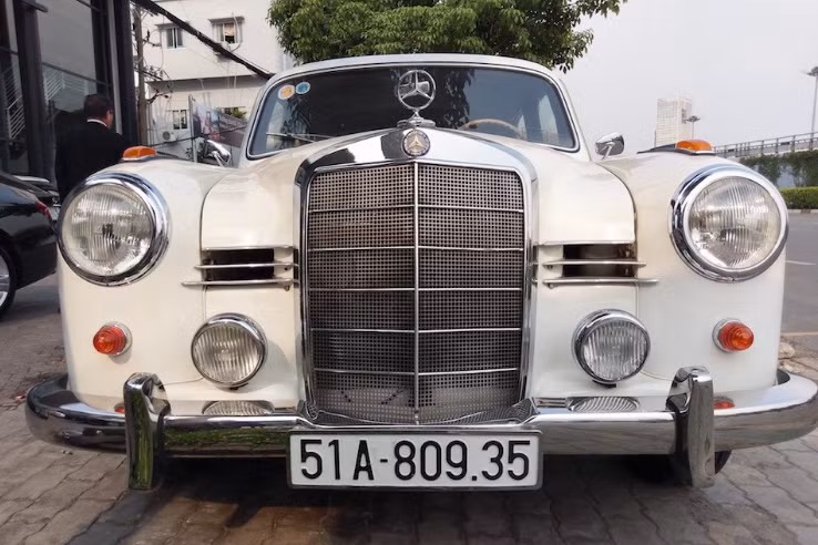 Với mẫu xe sang Mercedes-Benz Ponton 190, tiêu chí tiết kiệm nhiên liệu cũng được hãng đặt lên hàng đầu. Đối với những người thích du lịch khám phá nhưng không quan tâm nhiều tới tiêu chí tốc độ thì Ponton 190 là một lựa chọn tốt. Đây không chỉ là một chiếc xe “kinh tế” mà còn là một chiếc xe dễ sử dụng, dễ điều khiển.