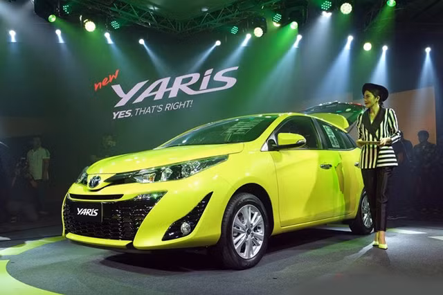 So với phiên bản tại thị trường Bắc Mỹ, chiếc Yaris 2018 tại thị trường Các Tiểu vương quốc Ả Rập thống nhất (UAE) có thiết kế đẹp hơn nhiều, khá giống với phiên bản từng ra mắt tại Thái Lan vào tháng 9 vừa qua.