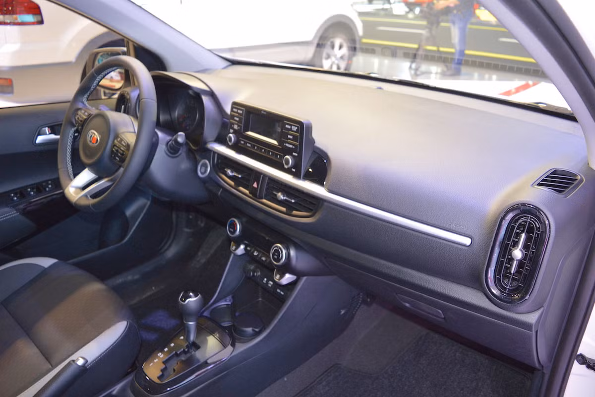 Khoang nội thất của Kia Picanto 2018 mới nhấn nhá các đường chỉ khâu trắng ở vô-lăng, bọc ghế hai tông màu đen/trắng. Ngoài ra không có nhiều sự khác biệt so với thế hệ cũ.