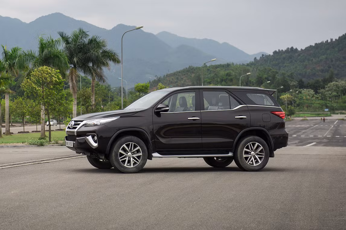 Hiện tại thị trường Việt Nam, mẫu xe Toyota Fortuner bao gồm 3 phiên bản lựa chọn bao gồm Fortuner 2.4 G 4x2 MT 981 triệu đồng, Fortuner 2.7 V 4x2 AT 1,149 tỷ đồng và Fortuner 2.7 V 4x4 AT 1,308 tỷ đồng.