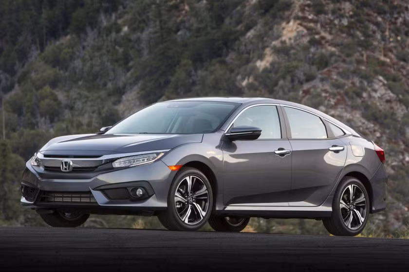 Được nhập khẩu nguyên chiếc từ thị trường Thái Lan, Honda Civic đang được bán ra thị trường với 1 phiên bản duy nhất có giá công bố 898 triệu đồng. Khách hàng mua xe ở thời điểm hiện tại được giảm giá 50 triệu đồngtiền mặt. Honda Civic 2017 là mẫu xe có ngoại hình đẹp, cá tính và mạnh mẽ trong phân khúc xe hạng C.