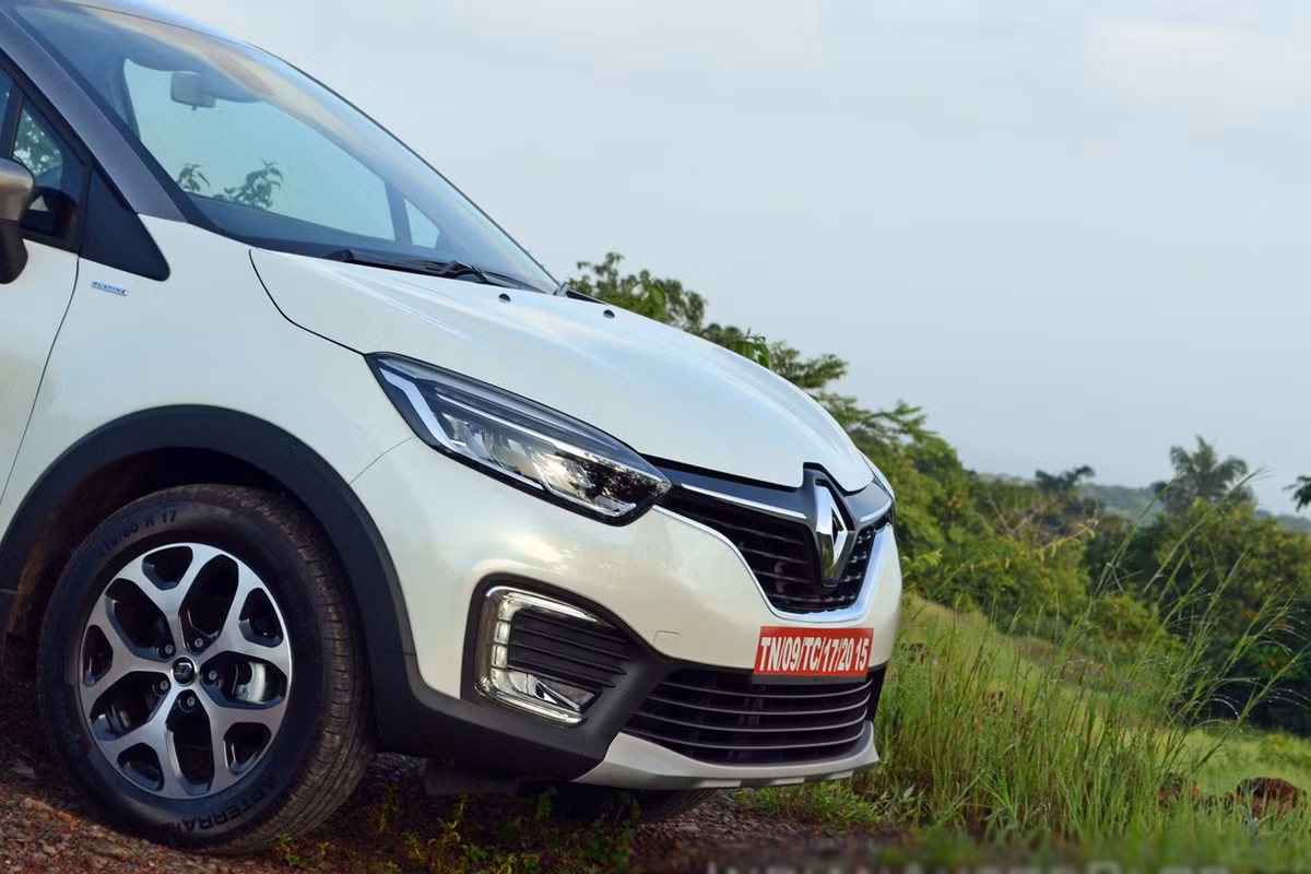 SUV giá rẻ Renault Captur mang thiết kế dựa trên nền tảng M0 (giống như trên nền tảng của Duster). Điểm nhấn của Captur nổi bật với cụm đèn pha LED, bộ lưới tản nhiệt mạ crôm sáng , cản trước mở rộng bao bởi một viền kim loại sáng.
