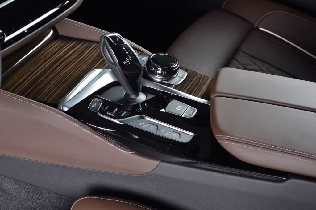 Đặc biệt, cốp sau của BMW 6-Series Gran Turismo 2018 đã được tăng thể tích lên 610 lít. Con số này sẽ tăng lên 1.800 lít khi người dùng nhấn vào nút trong cốp và hàng ghế sau được gập xuống và nhiều chi tiết được làm bằng gỗ sang trọng hút ánh nhìn.