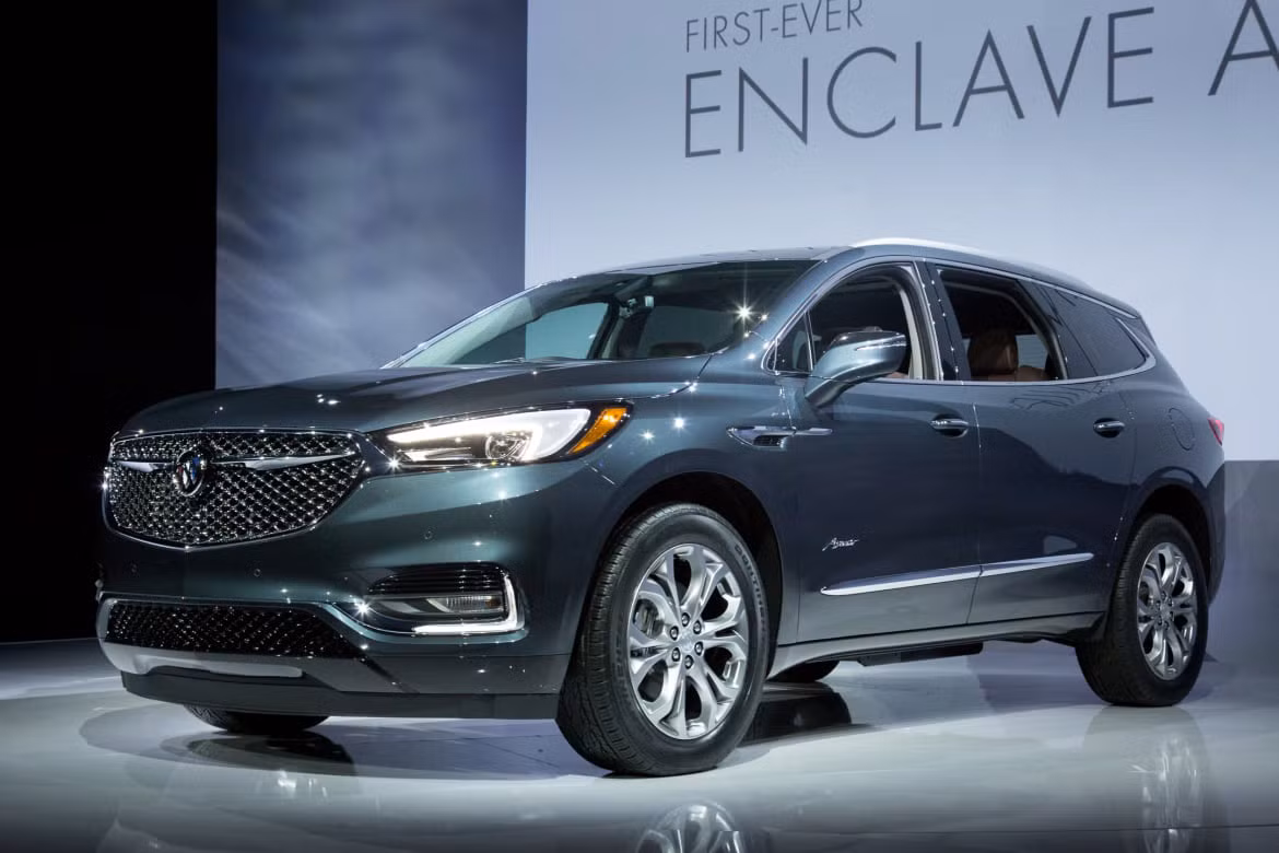 Cái tên sáng giá tiếp thao là Buick Enclave 2018. Chính thức được ra mắt tại triển lãm New York Auto Show vào tháng 4/2017. So với phiên bản tiền nhiệm, Buick Encalve mang những nét đột phá trong thiết kế. Sở hữu thân hình thon gọn và những đường nét sắc sảo tuy nhiên không gian bên trong xe lại vô cùng rộng rãi với ghế 3 hàng cỡ lớn.