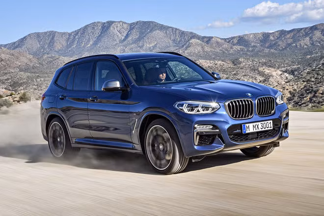 BMW X3 sở hữu động cơ tăng áp 6 xylanh, hộp số tự động 8 cấp, công suất đạt hơn 400 mã lực Kích thước của xe tương đương với Alfa Romeo Stelvio. Với 6 màu sơn ngoại thất khác nhau, đây sẽ là chiếc xe đáng tự hào của chủ sở hữu.