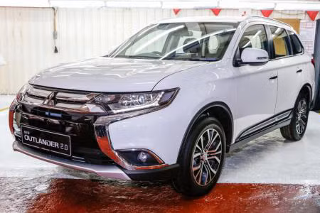 Về trang bị an toàn, Outlander bản tiêu chuẩn gồm các hệ thống chống bó cứng phanh ABS, phân bổ lực phanh điện tử, 2 túi khí; hai phiên bản cao cấp có thêm các trang bị như hỗ trợ phanh khẩn cấp BA, cân bằng điện tử ASC, hỗ trợ khởi hành ngang dốc HAC, camerra lùi, 7 túi khí, hệ thống đèn xoay theo góc lái…