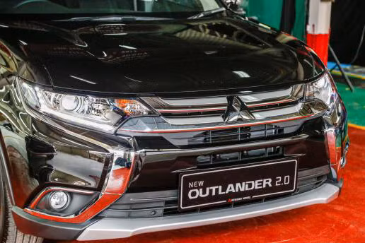 Outlander mới sở hữu ngoại thất mạnh mẽ, bóng bẩy đầy ấn tượng với ngôn ngữ thiết kế Dynamic Shield. Phần đầu xe toát lên vẻ khỏe khoắn nhưng không kém phần sang trọng với lưới tản nhiệt hình thang rộng, viền mạ crôm bản lớn kéo từ đèn pha tới đèn sương mù.