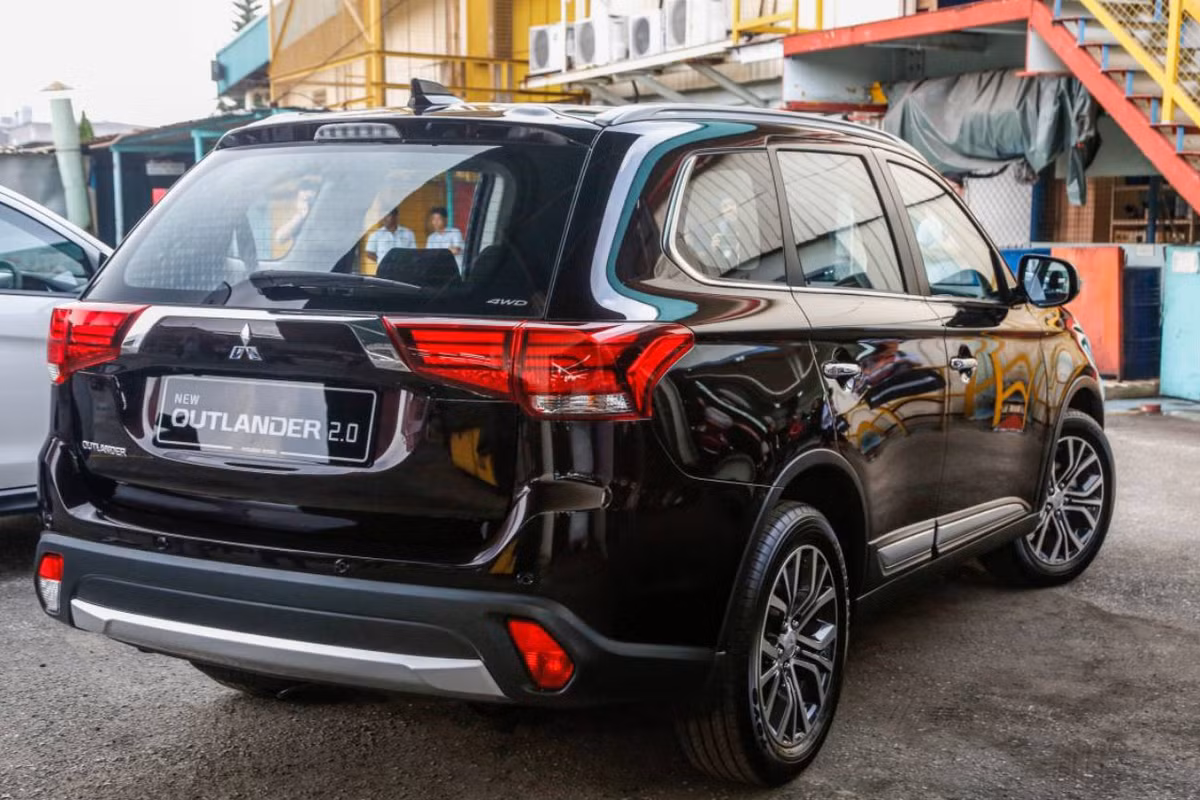 Mẫu xe Outlander bản nâng cấp sẽ được bán ra với 3 màu: Red Metallic, Solar White và Ruby Black với giá từ 758 triệu đồng. Đi kèm là chính sách bảo hành 5 năm không giới hạn km được dành riêng cho thị trường Malaysia.
