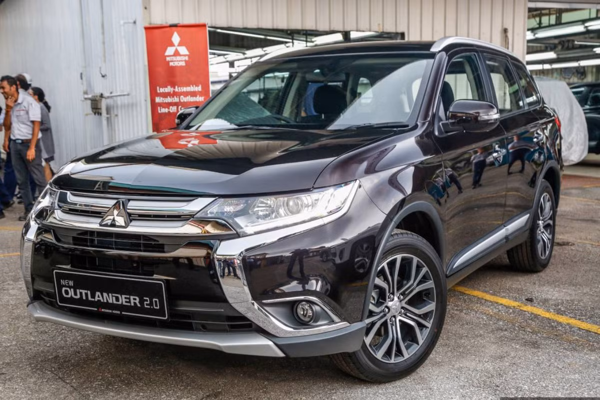 Về hệ thống giải trí, Outlander bản nâng cấp được hãng xe ôtô Mitsubishi trang bị màn hình cảm ứng kích thước 7.0 inch tích hợp Apple Car Play. Hệ thông điều hoà 2 vùng tự động cũng được tích hợp trên mẫu xe này.