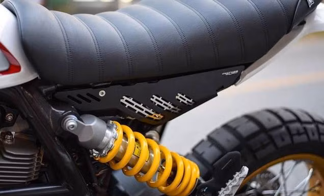 Yên xe thiết kế dài và được design tại hãng độ xe Mugello.