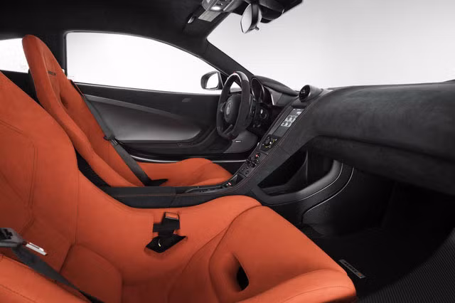 Bước vào khoang nội thất, các chất liệu cao cấp từ sợi carbon hay da Alcantara cũng được sử dụng. Ghế ngồi màu đỏ được thiết kế thể thao, ôm sát người ngổi. Trên tựa đầu còn có logo "MSO R" màu đen nổi bật.