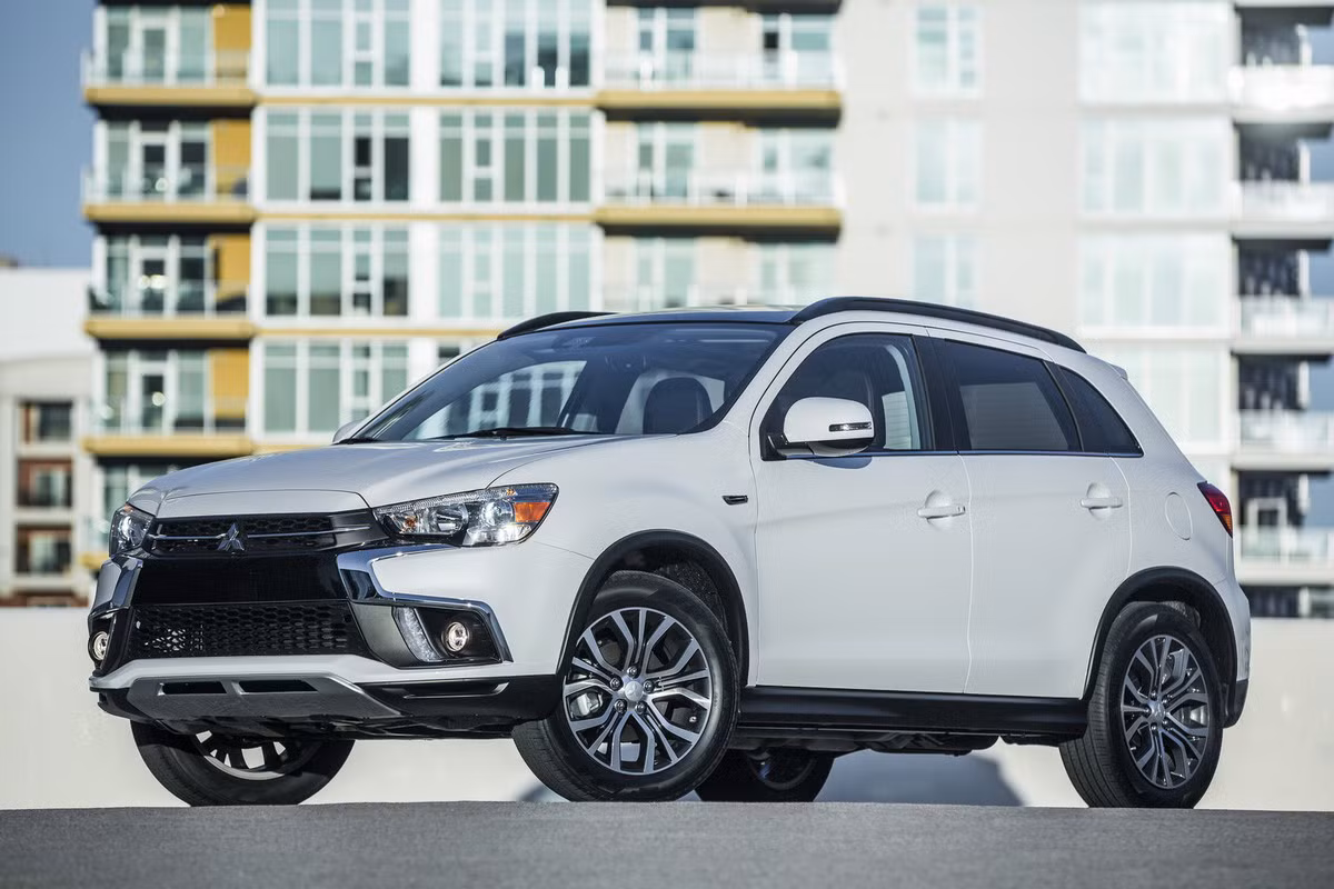 Mitsubishi Outlander Sport 2018 mới vẫn được trang bị khối động cơ 2.0L, công suất 148 mã lực và động cơ 2.4L công suất 168 mã lực, kết hợp với hộp số vô cấp CVT là trang bị tuỳ chọn cho bản tiêu chuẩn FWD 2.0L và là trang bị tiêu chuẩn cho tất cả các phiên bản khác.