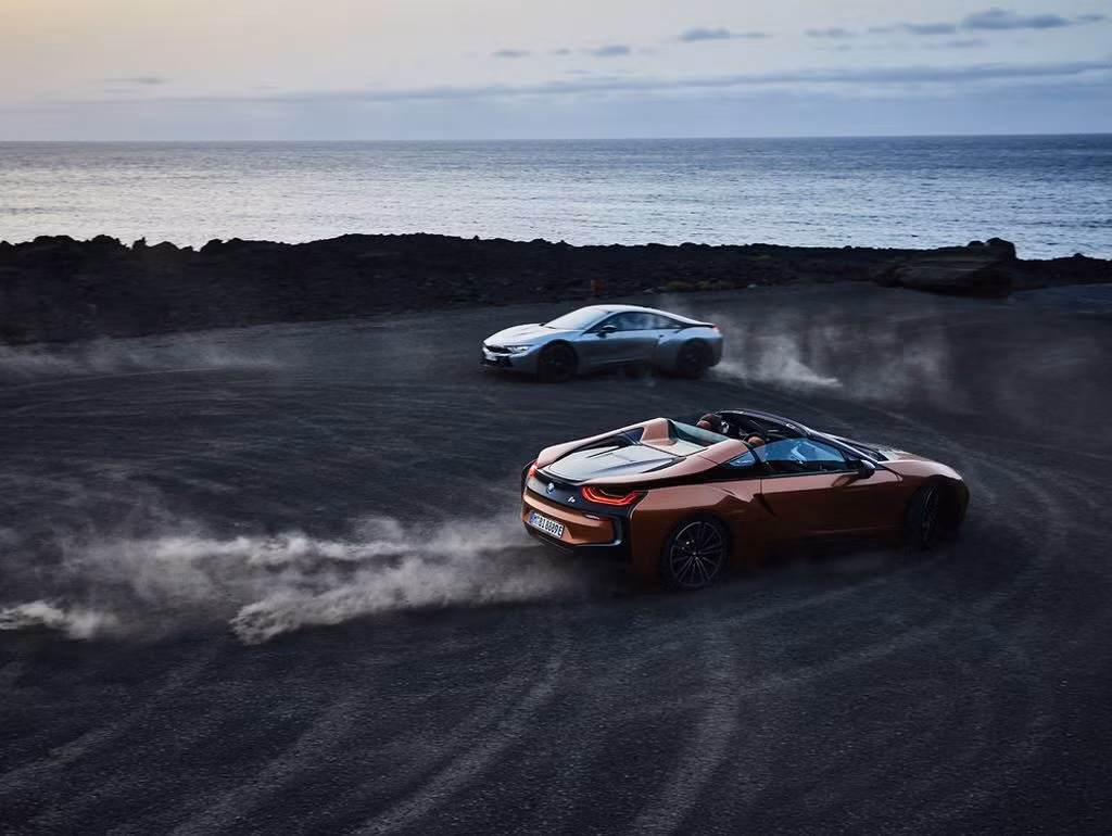 Được biết i8 Roadster và Coupe thế hệ 2018 đều sử dụng hệ thống động lực hybrid với một động cơ xăng dẫn động cầu sau và mô-tơ điện dẫn động cầu trước. Động cơ xăng 3 xi-lanh, dung tích 1,5 lít đi kèm với hệ thống tăng áp TwinPower Turbo cho công suất tối đa 231 mã lực và mô-men xoắn cực đại 320Nm.