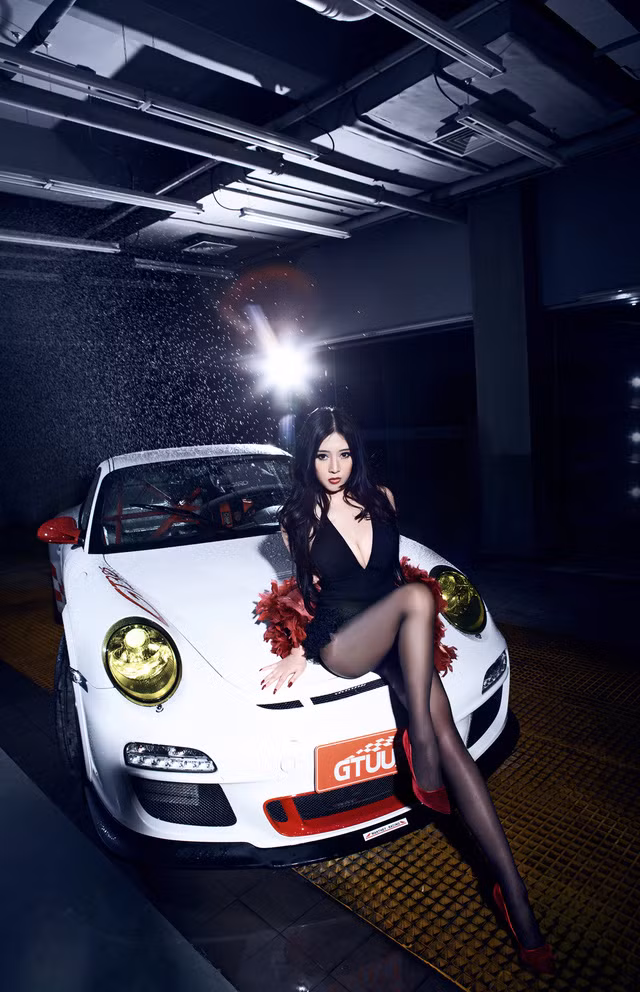 Porsche 911 GT3 RS sử dụng khối động cơ 4.0 lít sản sinh 500 mã lực tại vòng quay 8.250 vòng/phút và mô-men xoắn cực đại 460 Nm tại vòng quay 6.250 vòng/phút. Với khối động cơ này, xe cần 3,3 giây để tăng tốc từ 0 – 100 km/h trước khi đạt tốc độ 310 km/h. 